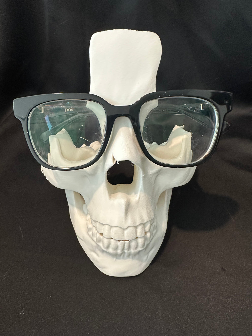 Skull Glasses Holder – 3D Printed Eyeglass Stand | Gothic Desk & Nightstand Organizer