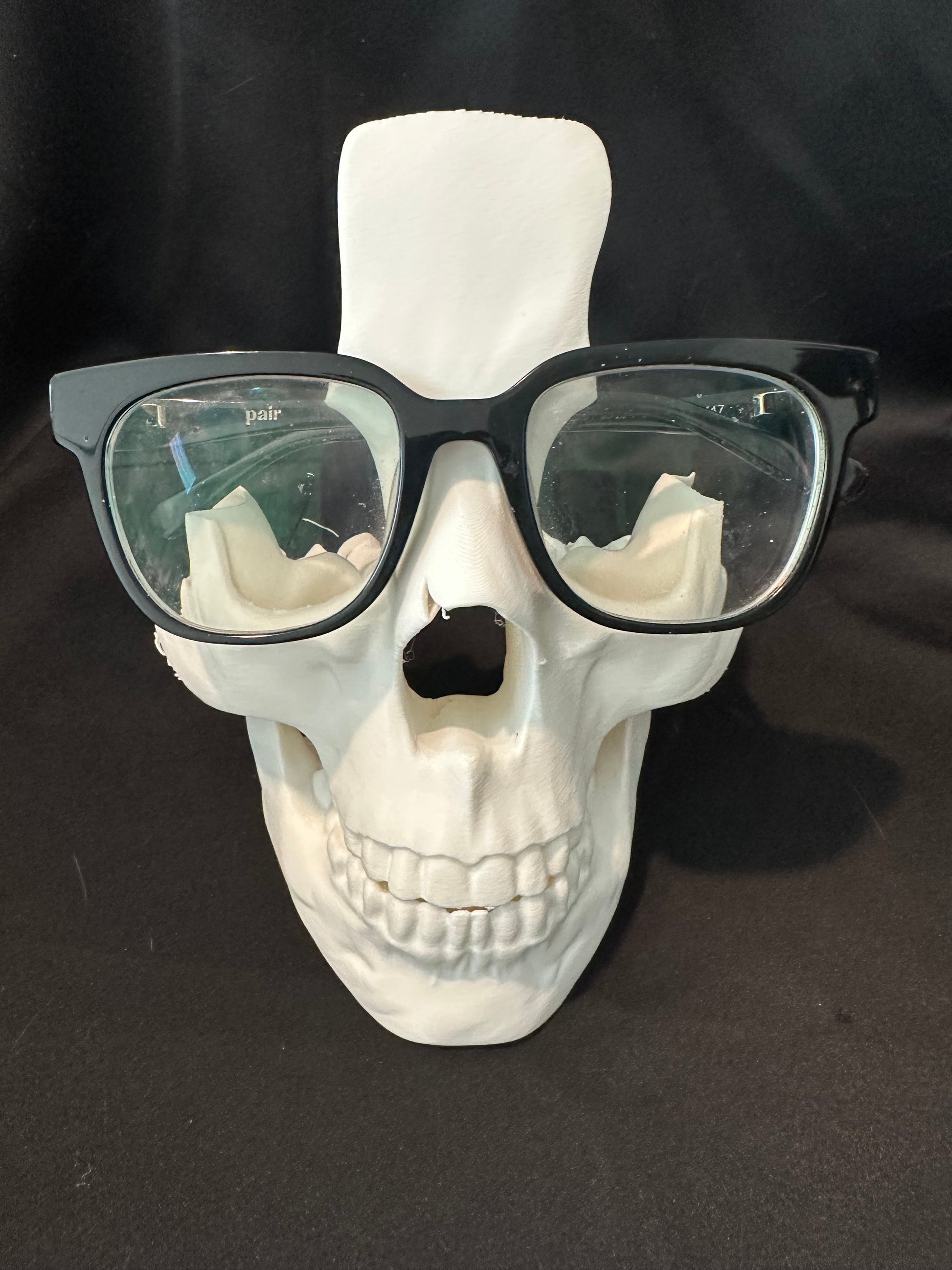 Skull Glasses Holder – 3D Printed Eyeglass Stand | Gothic Desk & Nightstand Organizer