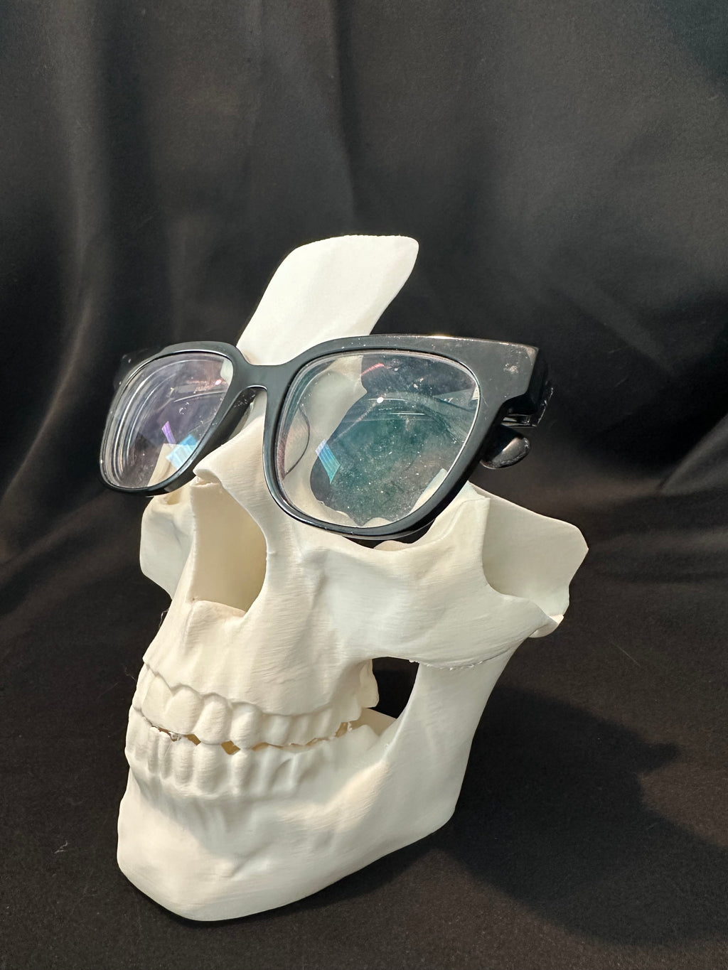 Skull Glasses Holder – 3D Printed Eyeglass Stand | Gothic Desk & Nightstand Organizer