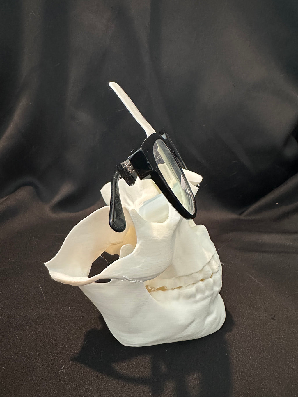 Skull Glasses Holder – 3D Printed Eyeglass Stand | Gothic Desk & Nightstand Organizer