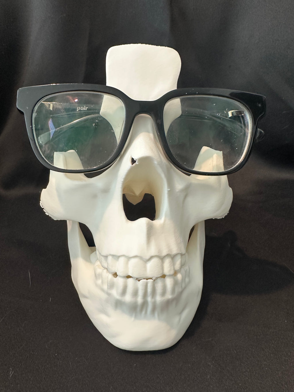 Skull Glasses Holder – 3D Printed Eyeglass Stand | Gothic Desk & Nightstand Organizer