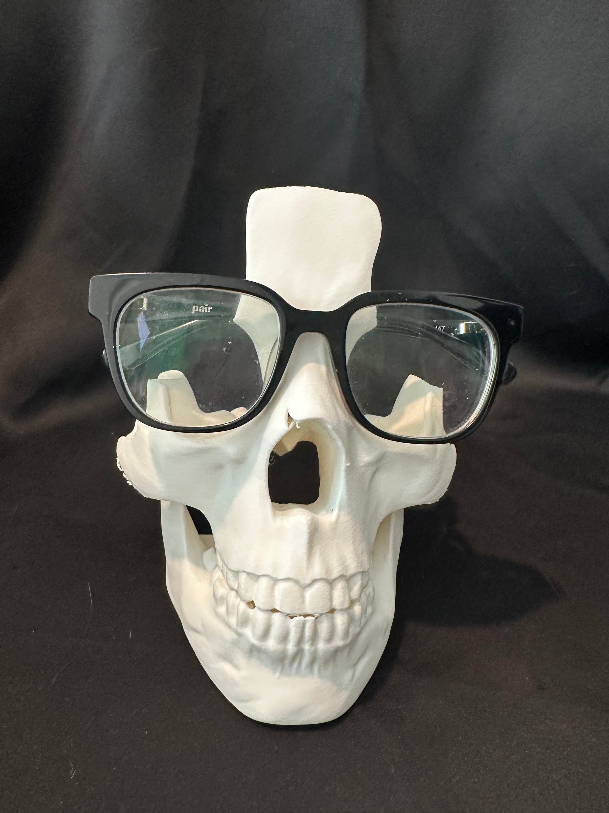Skull Glasses Holder – 3D Printed Eyeglass Stand | Gothic Desk & Nightstand Organizer